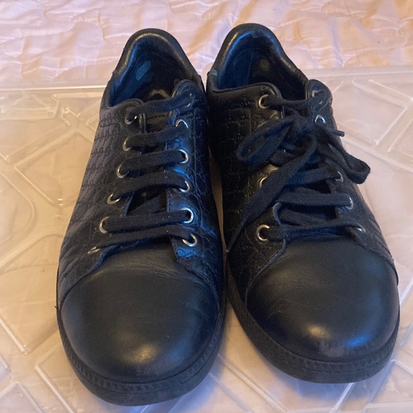 GUCCI | Black Microguccissima Leather Low Top Sneakers - Picture 2 of 9